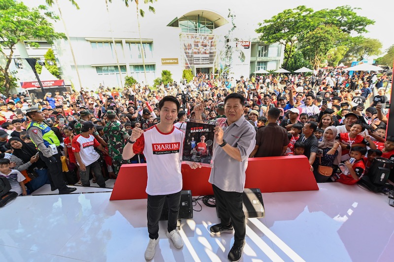 Program Director Bakti Olahraga Djarum Foundation yang juga Ketua PB Djarum Yoppy Rosimin (kanan) menobatkan Kevin Sanjaya Sukamuljo sebagai salah satu Hall of Fame PB Djarum. DOK PB DJARUM